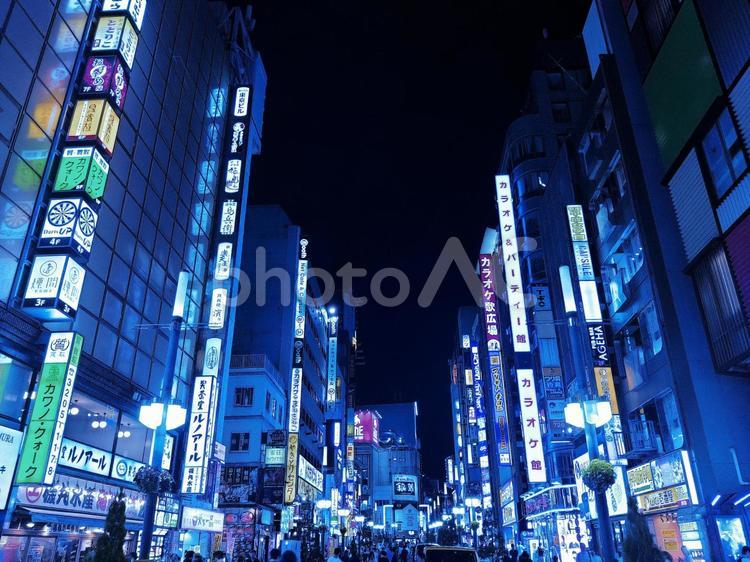 新宿の夜の街並み 歌舞伎町,歓楽街,繁華街の写真素材