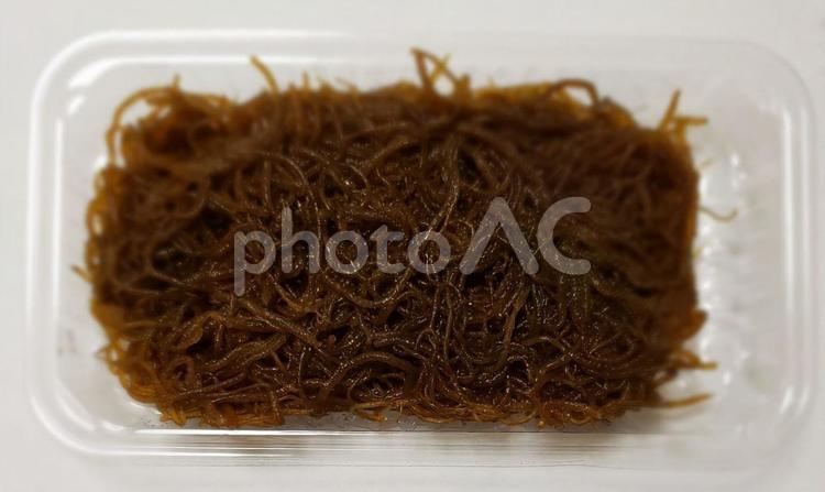 スーパーの洗もずく 洗い,モズク,海藻の写真素材
