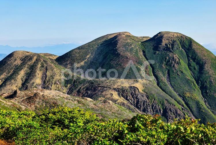 新緑の九州のくじゅう連山の三俣山 新緑,九州,くじゅう連山の写真素材
