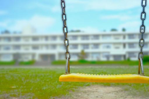 校庭のブランコ(ボカシ) 校庭のブランコ(ボカシ) 学校,ブランコ,グラウンドの写真素材