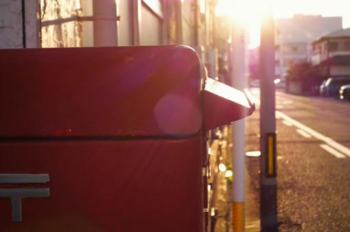 逆光の郵便ポスト 逆光の郵便ポスト ポスト,郵便,夕方の写真素材