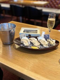 生牡蠣と白ワイン 牡蠣,カキ,白ワインの写真素材