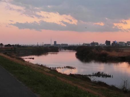 夕焼けの河川敷 夕焼けの河川敷の写真