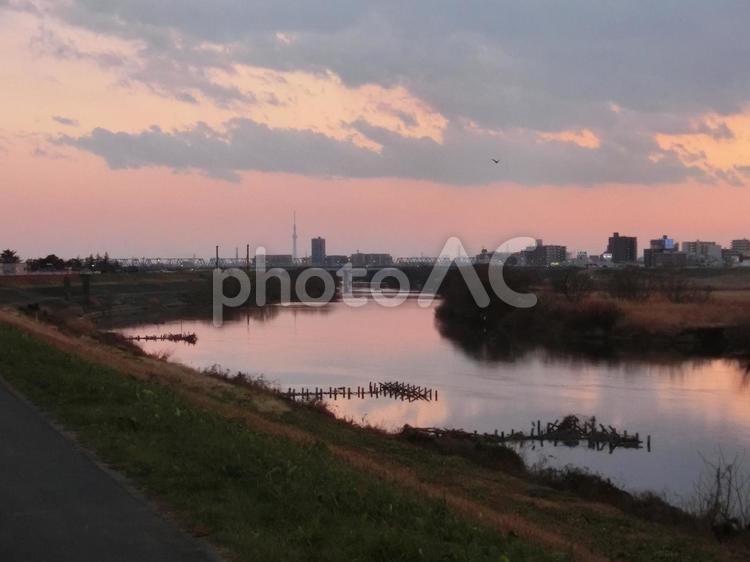 夕焼けの河川敷 空,背景,夕焼けの写真素材