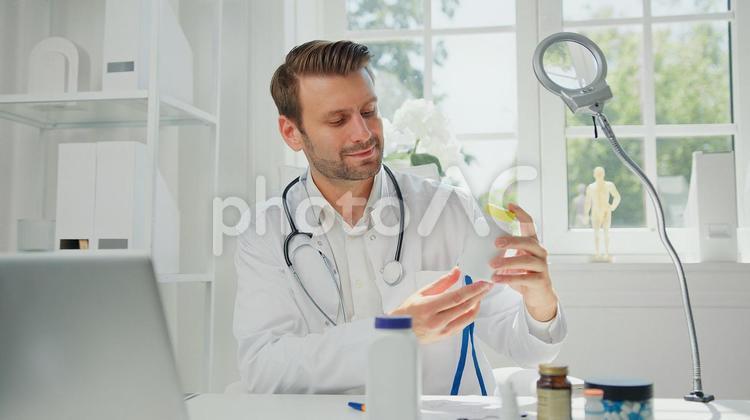 ボトルを見ている男性 男性,ヒゲ,見るの写真素材