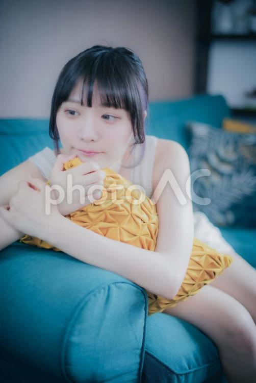ソファーでくつろぐ女性 女性,若い,ソファーの写真素材
