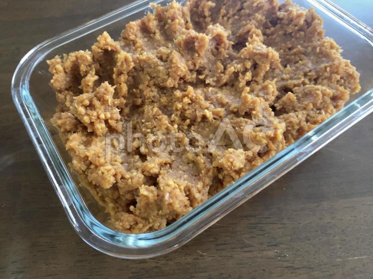 透明な保存容器に入った手作りした味噌 味噌,発酵,手作りの写真素材