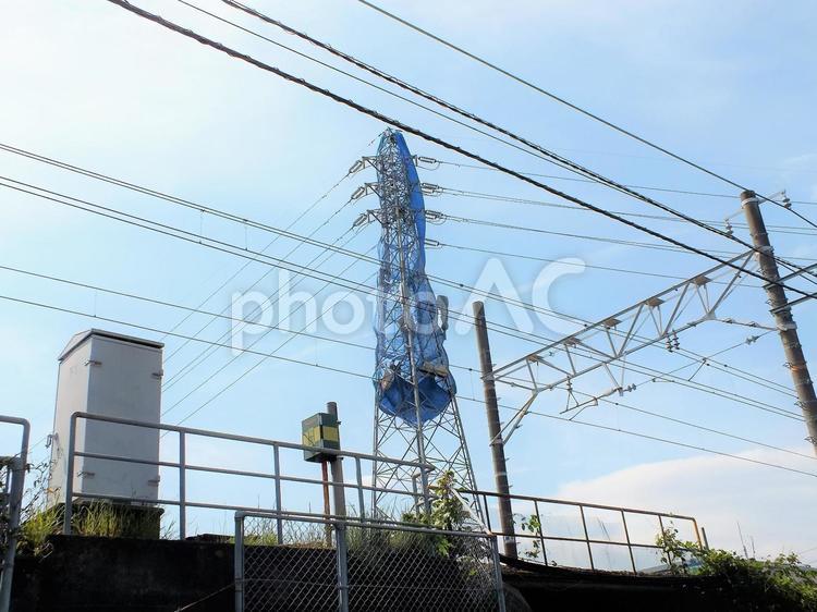 カバーされた送電塔は、ただいま工事中 送電塔,電車,鉄道の写真素材