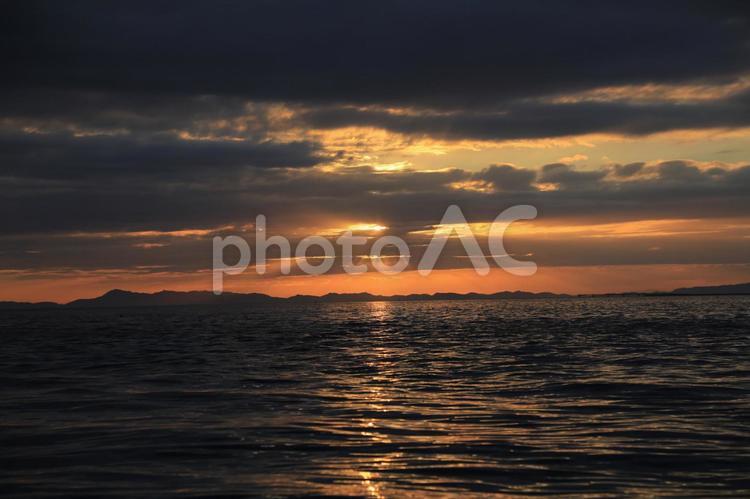 夕日と海Ⅱ ちょっと暗め 夕日,空,日没の写真素材