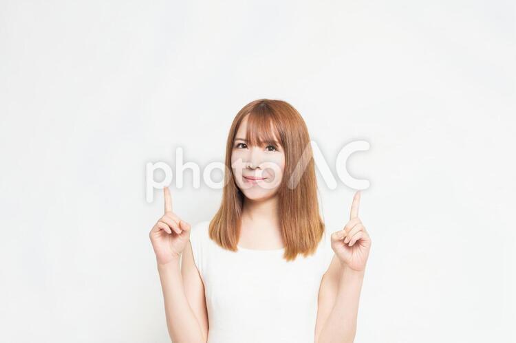 人差し指でポイントを示す若い女性 女性,ポイント,ヒントの写真素材