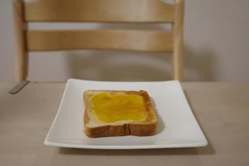 トーストクリームを塗った食パンと椅子 トーストクリームを塗った食パンと椅子 パン,机,トーストクリームの写真素材