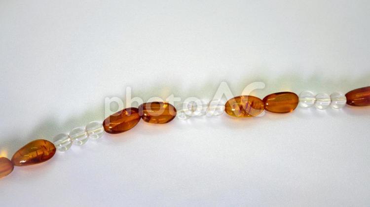 琥珀と水晶のビーズネックレス 琥珀,アンバー,水晶の写真素材