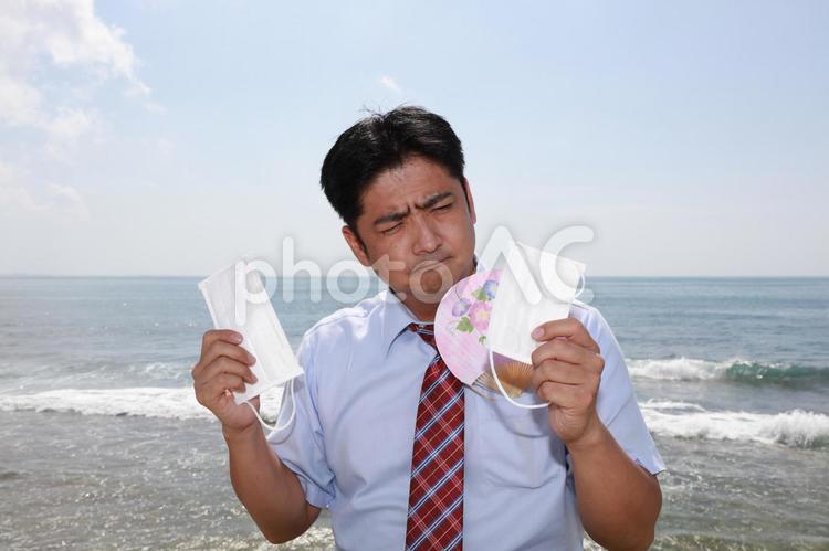 マスクを持つ男性 日本人,男性,男の写真素材