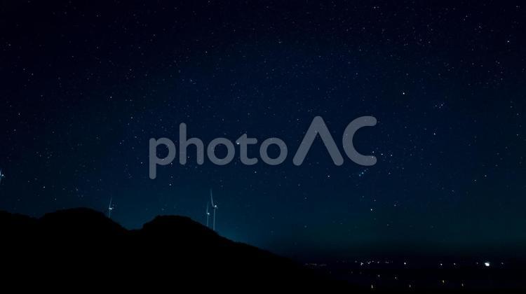山々の風力発電機と星空 山,風力発電機,星空の写真素材
