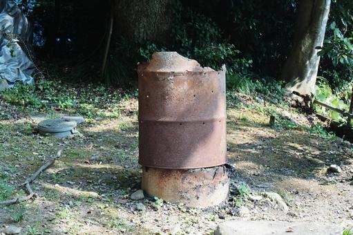 錆びたドラム缶 ドラム缶,錆び,破損の写真素材