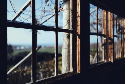 古い窓から見る景色 古い窓から見る景色,窓,風景の写真素材