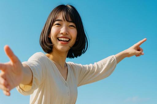 明るく案内するナチュラルな装いの女性 明るく案内するナチュラルな装いの女性の写真