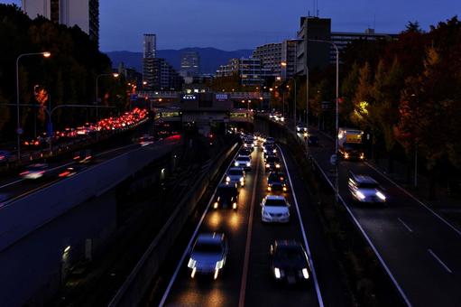 秋のたそがれの新御堂筋、桃山台付近 新御堂筋,国道423号線,道路の写真素材