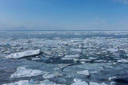 無数の流氷が漂うオホーツク海 無数の流氷が漂うオホーツク海の写真