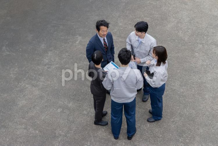 屋外に並ぶ会社従業員の集合写真 団結,ビジネス,円陣の写真素材