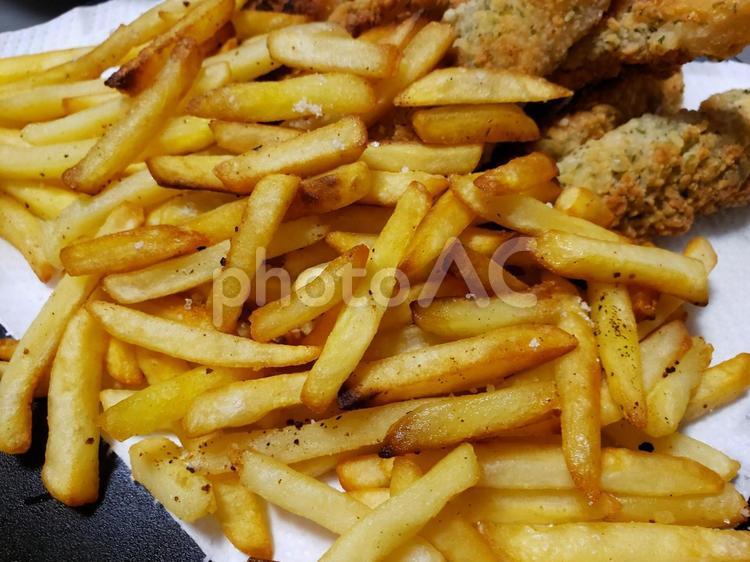 スナックポテトと唐揚げ フライドポテト,スナック,おやつの写真素材
