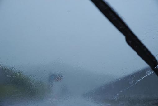 大雨の日の運転風景 大雨の日の運転風景 雨,大雨,梅雨の写真素材
