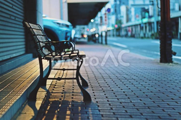 夜の商店街のベンチ ベンチ,商店街,夜景の写真素材