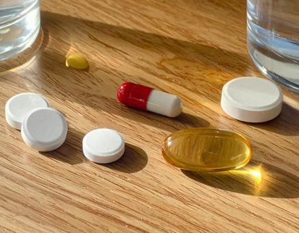 テーブルに並べられた薬の錠剤 テーブルに並べられた薬の錠剤の写真