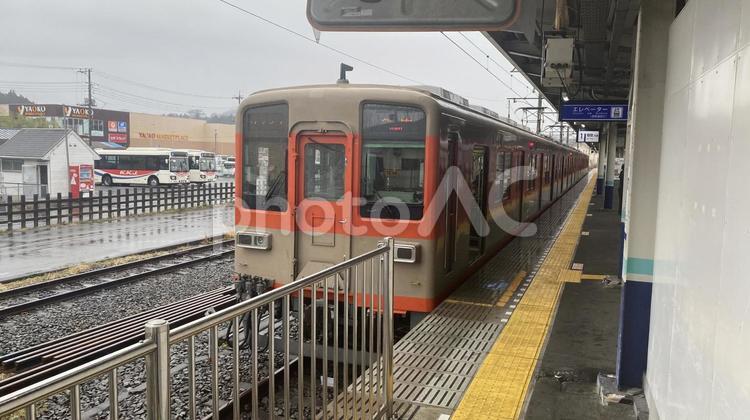 小川町駅に停車する寄居駅行きの始発電車 電車,東武東上線,小川町駅の写真素材