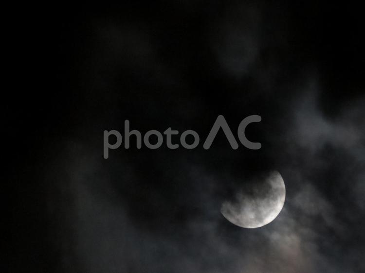 水墨画的な月夜 半月,朧月,おぼろの写真素材
