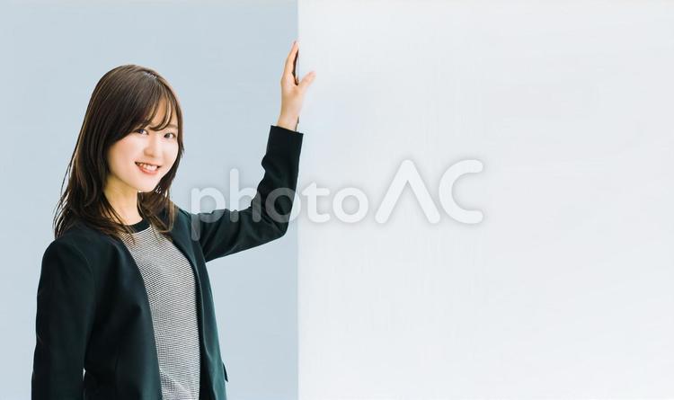 白い壁と笑顔のビジネスウーマン 女性,笑顔,ビジネスの写真素材