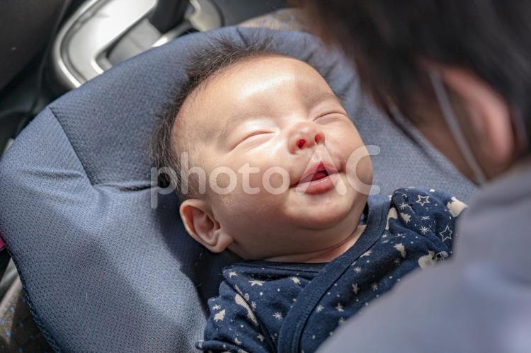 抱っこ紐の準備(その４) 赤ちゃん,抱っこ紐,クッションの写真素材