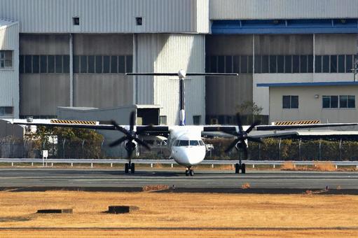 大阪国際空港で離発着する旅客機 大阪国際空港で離発着する旅客機 大阪国際空港,伊丹空港,旅客機の写真素材