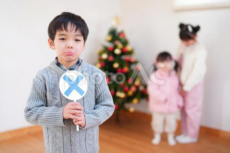 バツプレートを持つグレーのセーターの男の子 男の子,クイズプレート,持つの写真素材