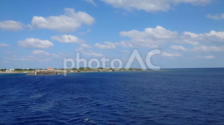 フェリーからみる粟国島(横) 粟国島,粟国,沖縄の写真素材