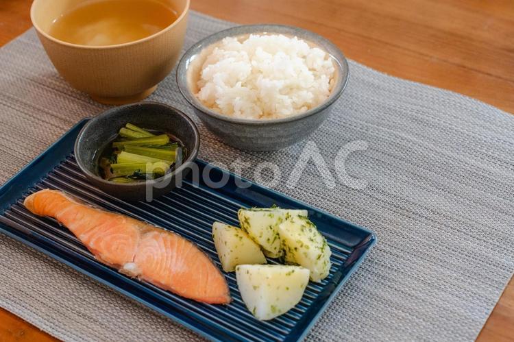 鮭とじゃがいものシンプル和朝食 和食,朝食,鮭の写真素材