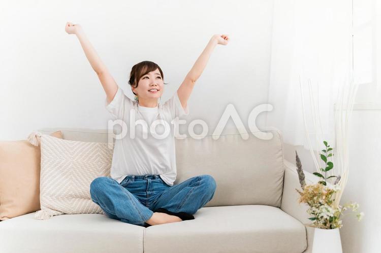 スッキリ解決してバンザイする日本人女性 回復,スッキリ,解決の写真素材