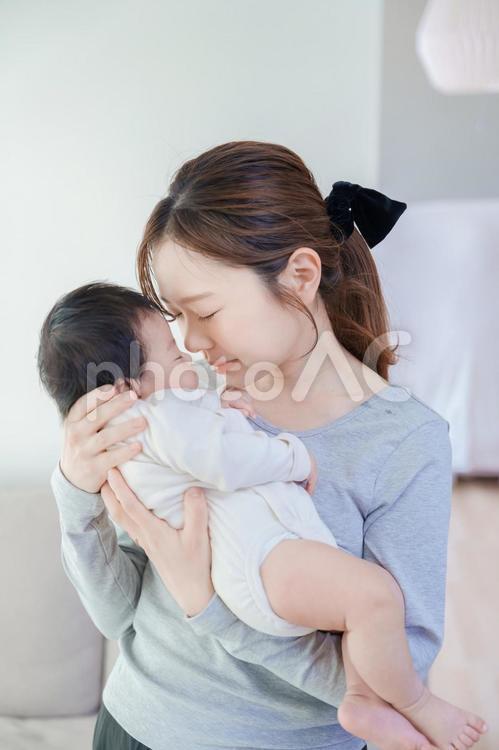赤ちゃんを抱く女性　縦 赤ちゃん,抱っこ,女性の写真素材