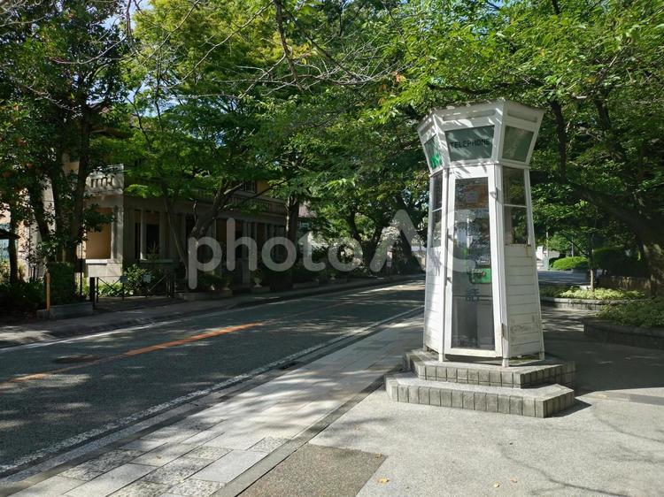 横浜・山手本通りの電話ボックスと洋館 横浜,山手本通り,町並みの写真素材