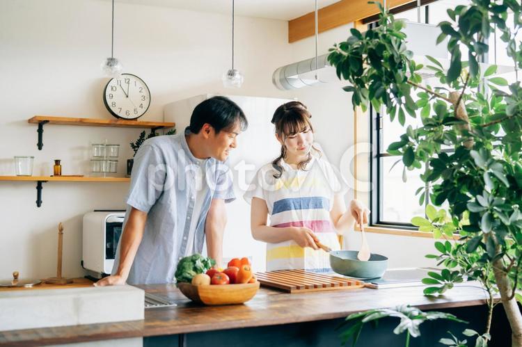 一緒に料理を作る男女（夫婦） 料理,キッチン,家事の写真素材