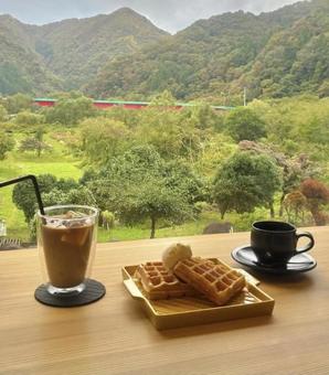 自然の中のカフェ カフェ,コーヒー,山の写真素材
