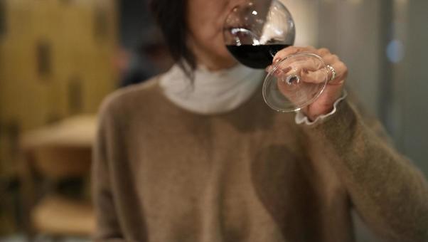 ワインを飲む女性 女性,食事,ナイフの写真素材