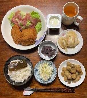 新米昆布炊き上げご飯と海老カツなどの夕食 夕食,あきたこまち,新米の写真素材