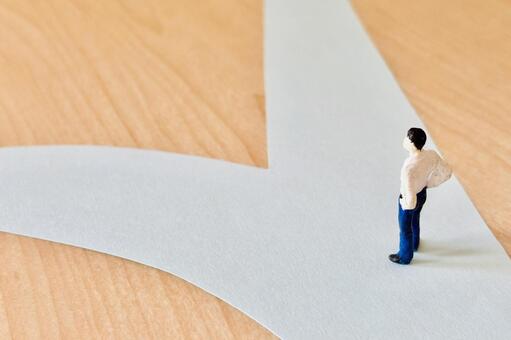 分かれ道の前で悩むビジネスマン 分かれ道,選択肢,ビジネスの写真素材