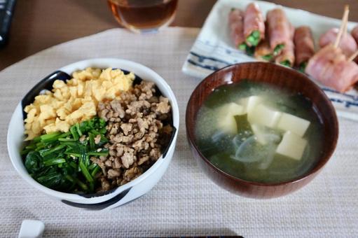 おうちごはん 3色そぼろ丼 おうちごはん 3色そぼろ丼 ランチ,昼食,家の写真素材
