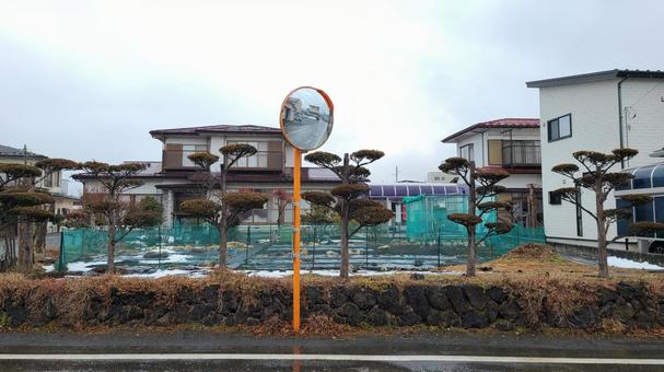 曇りの日 住宅街とミラー 曇りの日 住宅街とミラー 雨,田舎,空の写真素材