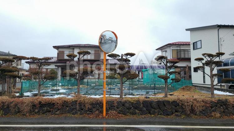 曇りの日　住宅街とミラー 雨,田舎,空の写真素材