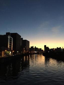 夜明けの川面 夜明けの川面の写真