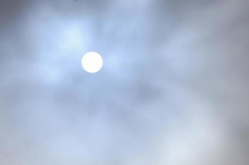 雲の中の白く見える太陽のある空 雲,中,白くの写真素材