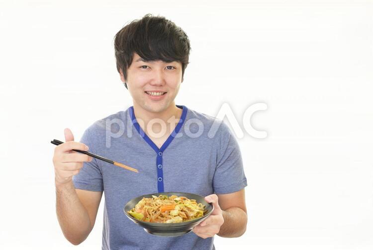 食事を楽しむ男性 男性,男,焼きそばの写真素材
